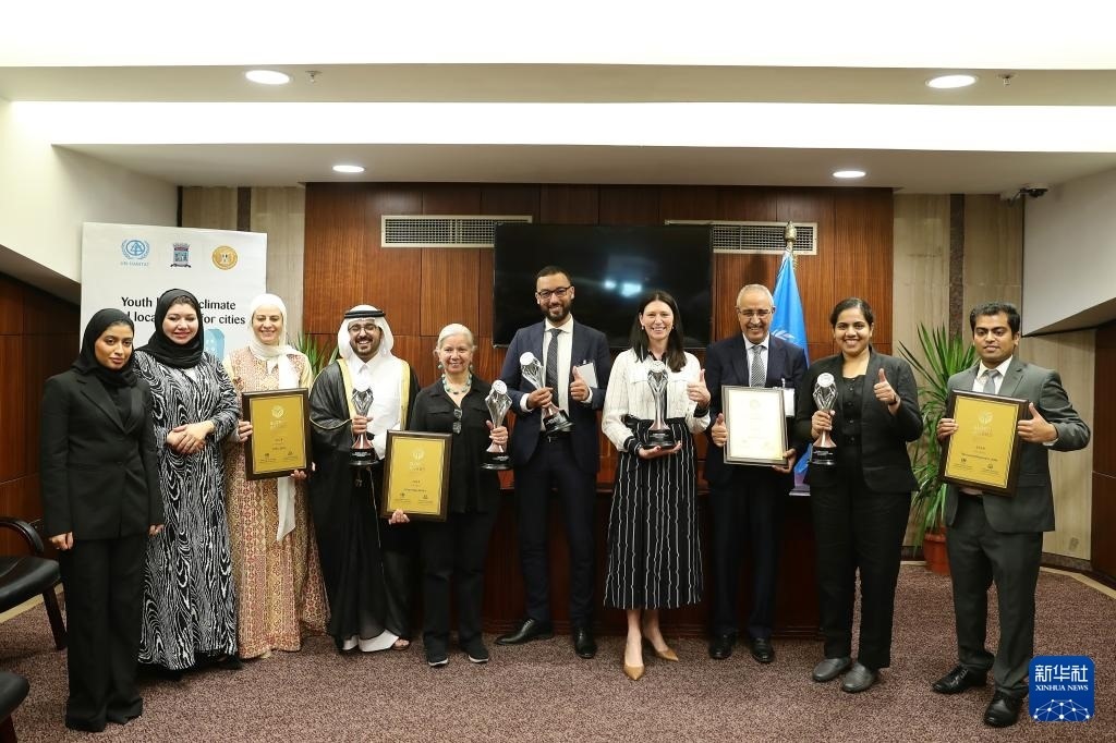 10月31日，在埃及亞歷山大，獲得第二屆全球可持續(xù)發(fā)展城市獎(jiǎng)（上海獎(jiǎng)）的城市代表合影。新華社記者 王東震 攝