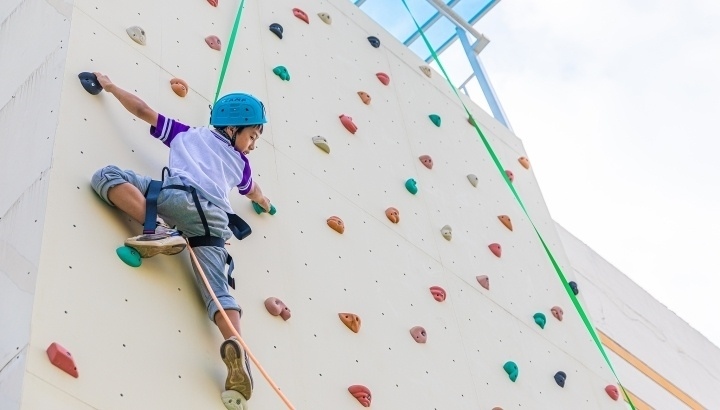 浙江臺州，正在學習攀巖課程的小學生