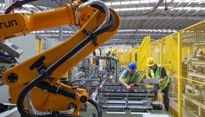 江蘇昆山，智能生產線上人機協(xié)同作業(yè)