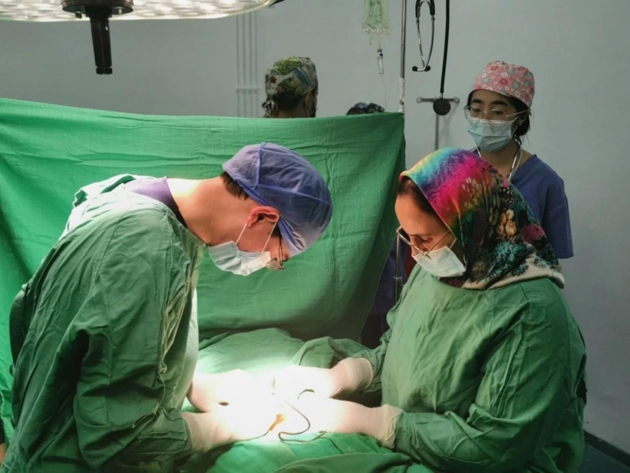 中國醫(yī)療隊員與當?shù)蒯t(yī)生合作開展手術(shù)。第196批中國援助摩洛哥醫(yī)療隊塞達特分隊供圖