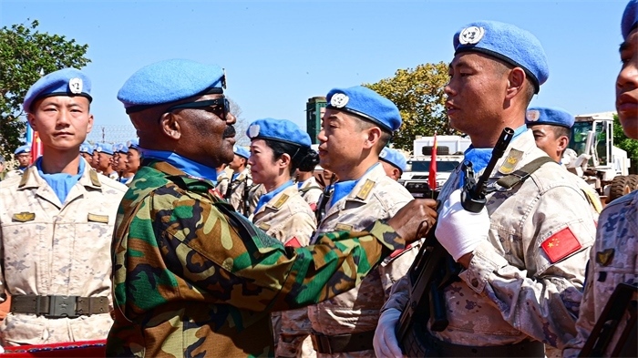 聯(lián)南蘇團西戰(zhàn)區(qū)司令多米尼克準(zhǔn)將為維和官兵授勛。孫千攝