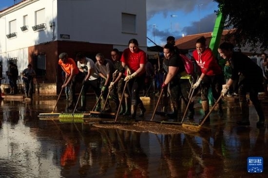 11月2日，居民在西班牙烏鐵爾清理房屋。新華社記者 孟鼎博 攝