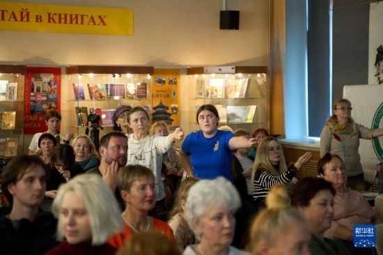 11月2日，來賓在俄羅斯符拉迪沃斯托克的活動現(xiàn)場模仿八段錦的動作。新華社發(fā)（郭飛洲攝）