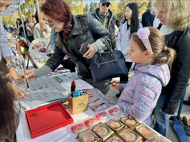 活動現(xiàn)場外賓體驗中國書法。 中國駐保加利亞大使館供圖。