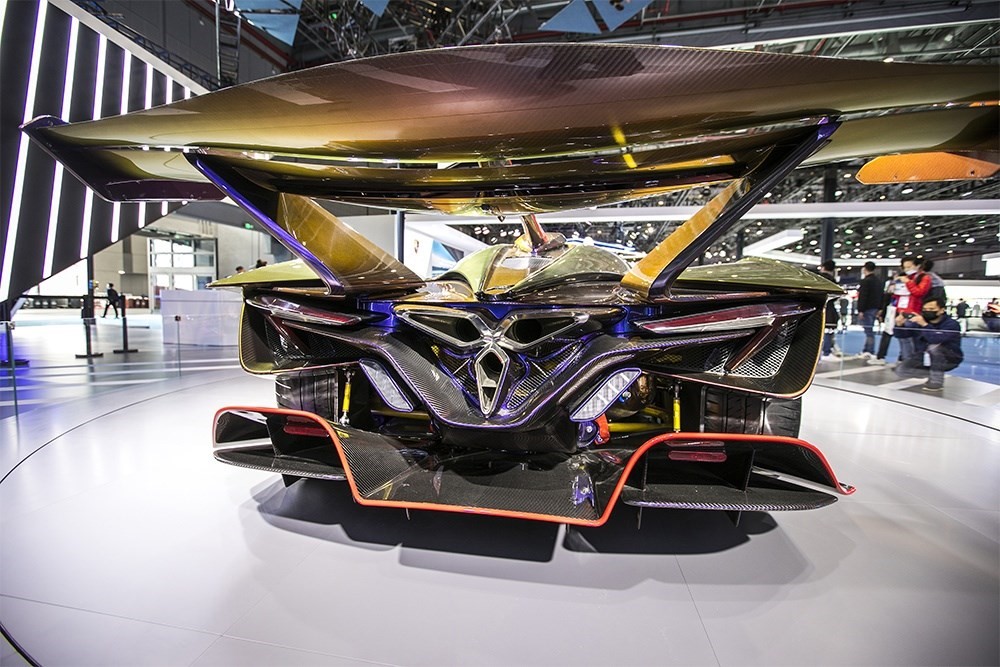 2020年11月5日，上海，來(lái)自德國(guó)的全球首款全碳纖維跑車(chē)亮相進(jìn)博會(huì)。該車(chē)總重量只有1250KG。