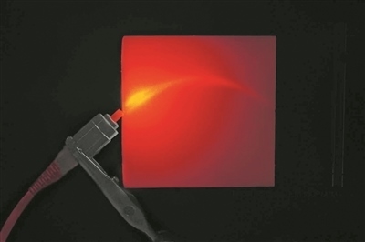 帶有彎曲通道的3D打印材料能引導并散射光。圖片來源：英國格拉斯哥大學