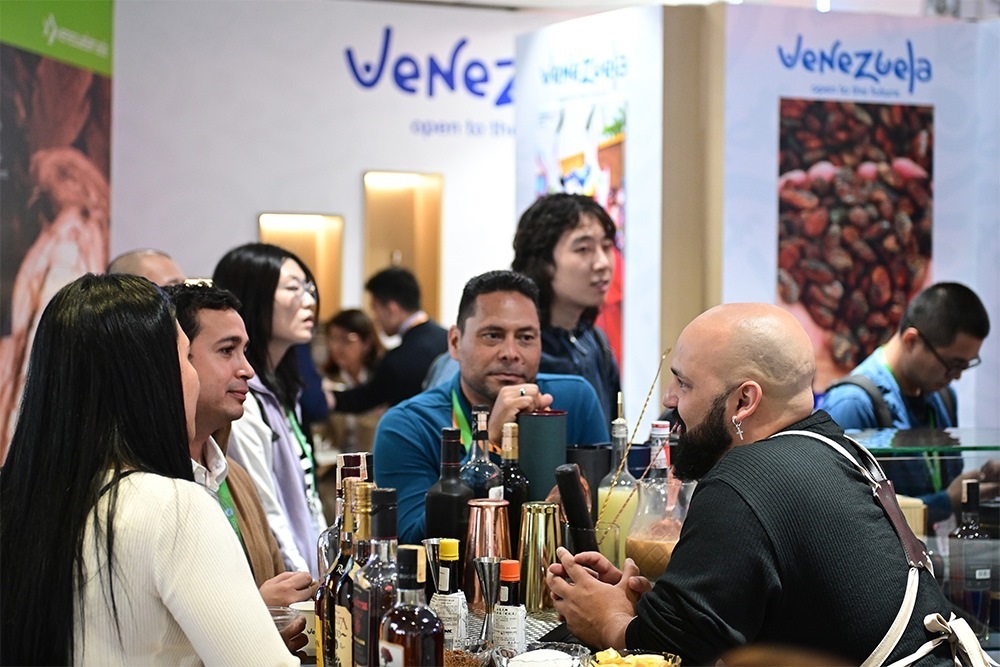 2023年11月9日，上海，觀眾在進(jìn)博會(huì)委內(nèi)瑞拉館參觀、交流、洽談。