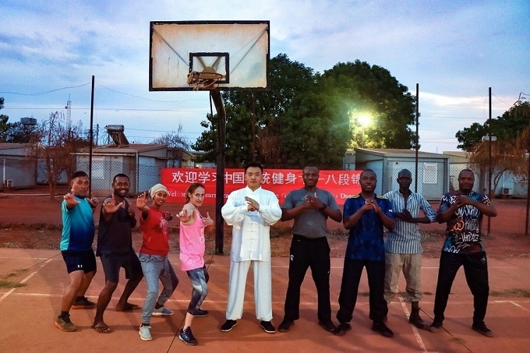 組織八段錦教學(xué)。王軍杰 攝