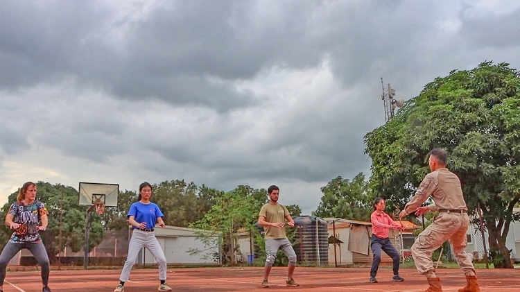 認(rèn)真學(xué)習(xí)動作。孫亞斌 攝