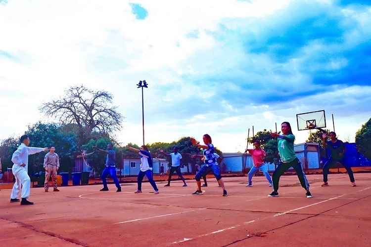 示范標(biāo)準(zhǔn)動作。鄧原淘攝