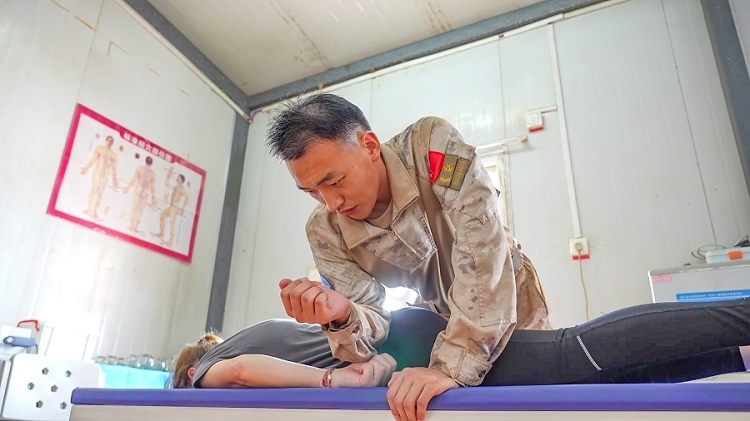 體驗中醫(yī)推拿。王軍杰攝