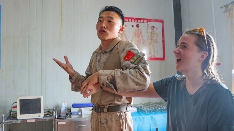 體驗中醫(yī)針灸。羅詩穎攝