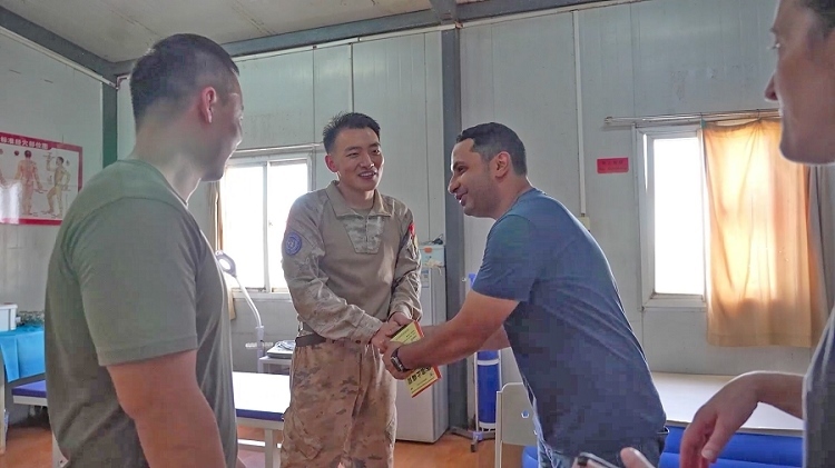 外國友人致謝。王軍杰攝