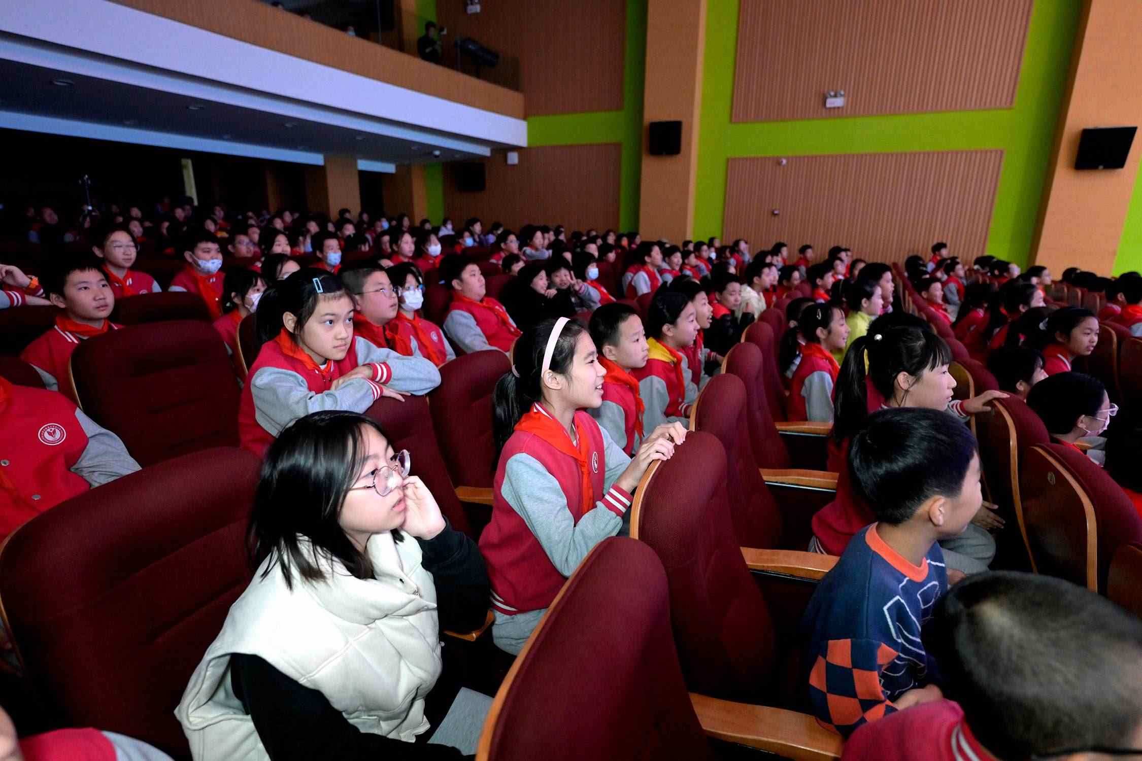 花校區(qū)學生現(xiàn)場歡呼照片。主辦方供圖