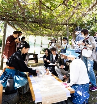 游客們在浙江體驗區(qū)品茶。