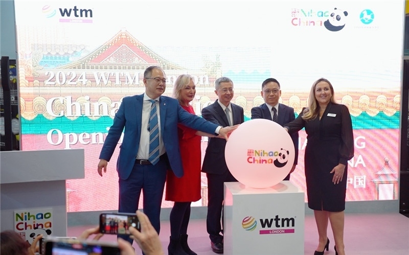 中外嘉賓為中國(guó)館開(kāi)幕點(diǎn)亮水晶球。吳若鳴攝