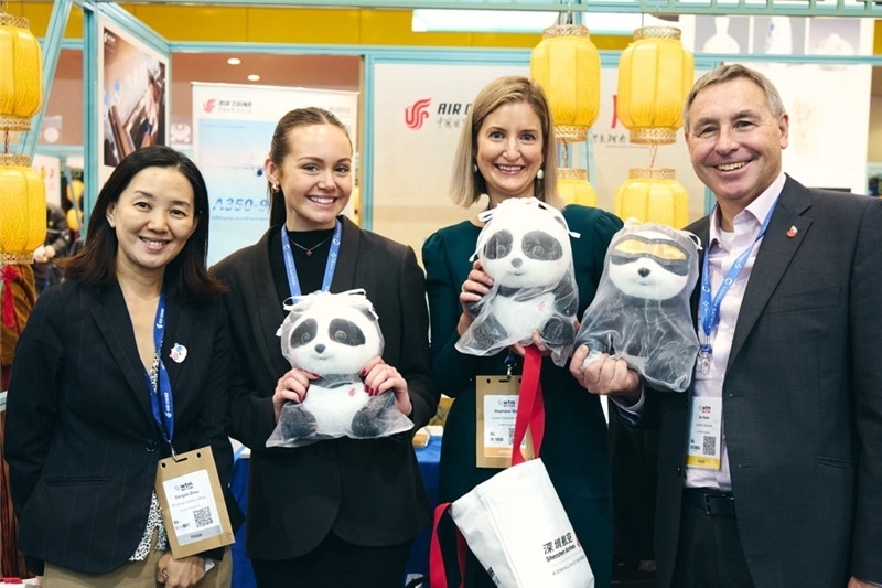 “中國(guó)館”展區(qū)現(xiàn)場(chǎng)洽談。 楊浩鵬攝