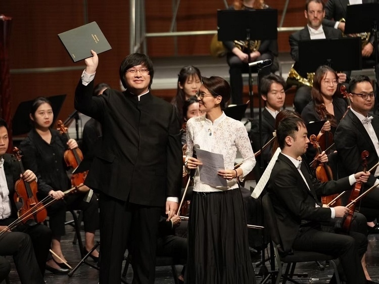 小澤征良向俞潞贈送小澤征爾使用過的《第五交響曲》樂譜。演出方供圖