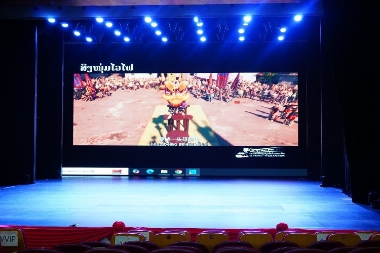 “露天電影院——中老優(yōu)秀電影巡映”首映式上放映老撾語配譯的中國動畫電影《雄獅少年》。主辦方供圖