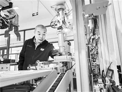 郭海青在檢查車床加工設備。 受訪者供圖