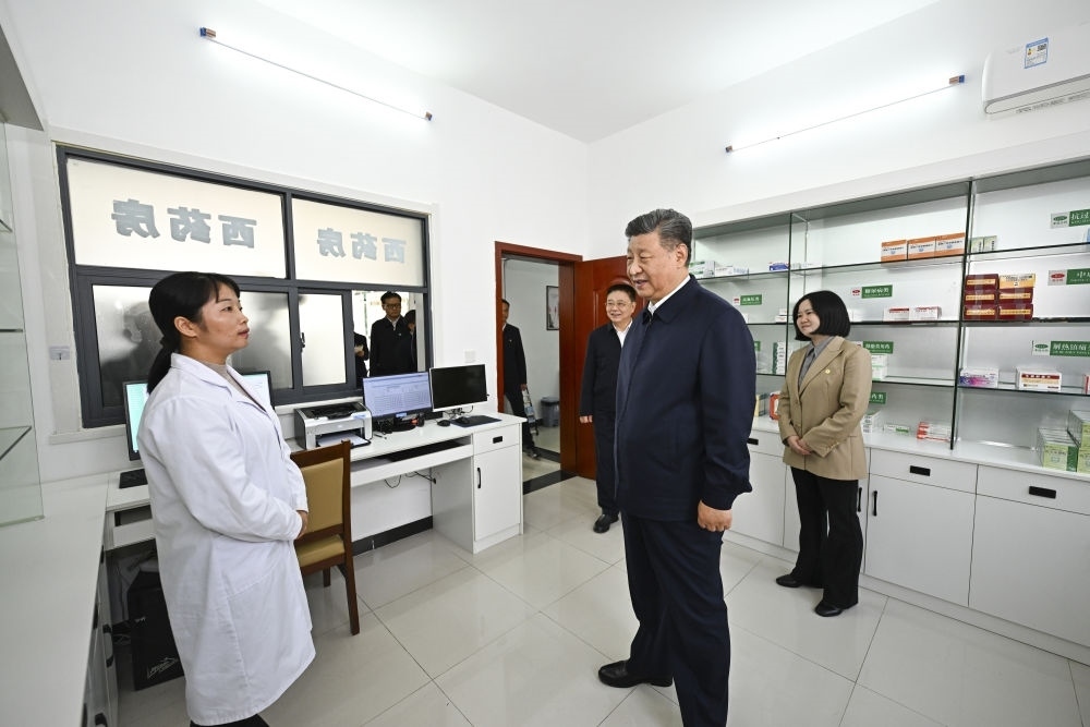 2024年11月5日，習(xí)近平在湖北省咸寧市嘉魚(yú)縣潘家灣鎮(zhèn)四邑村衛(wèi)生室考察。習(xí)近平指出：“要進(jìn)一步加強(qiáng)黨建引領(lǐng)，抓住‘一老一小’這個(gè)重點(diǎn)，更加精準(zhǔn)有效地為群眾排憂解難。”
