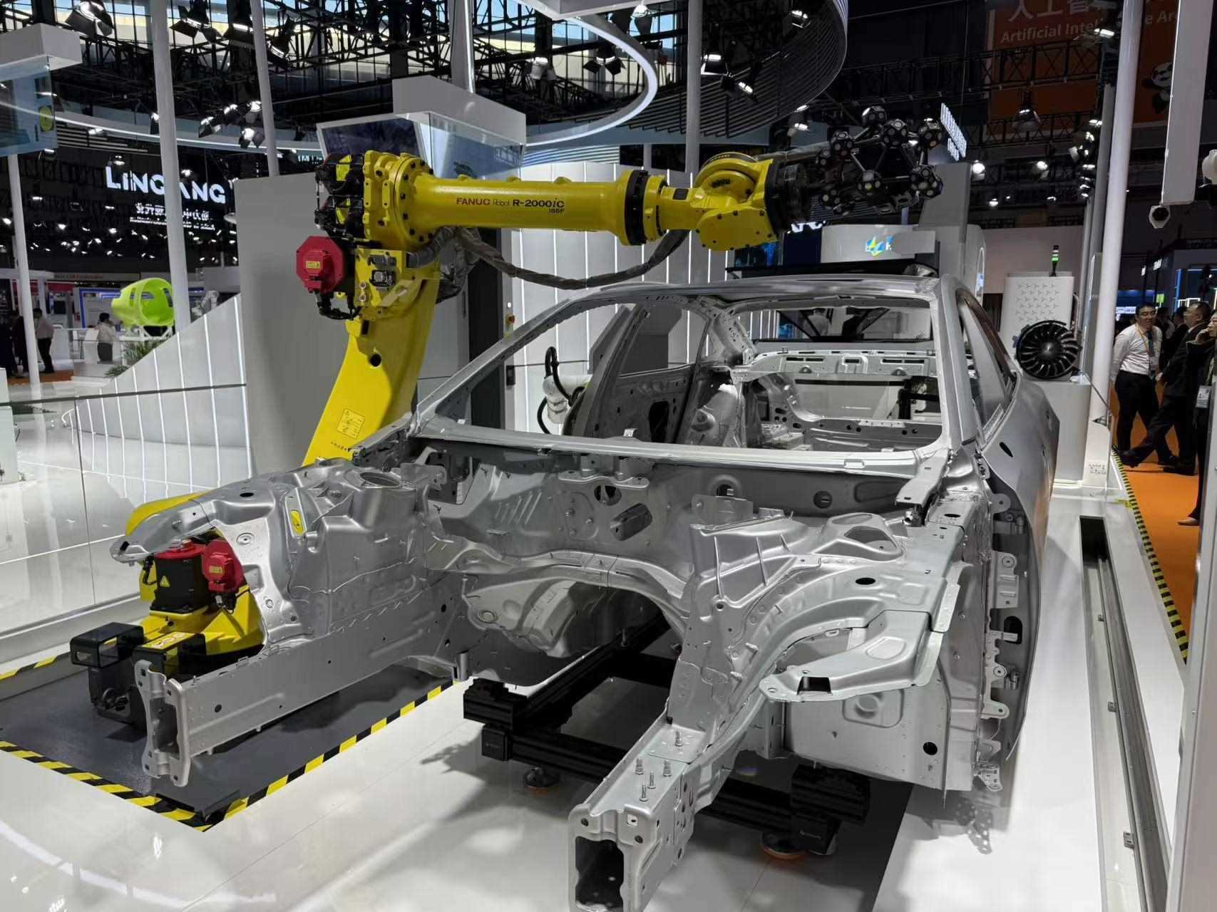 在汽車制造展區(qū)，高精度智能檢測裝備正在模擬檢測汽車車身。人民網(wǎng)記者 王仁宏攝