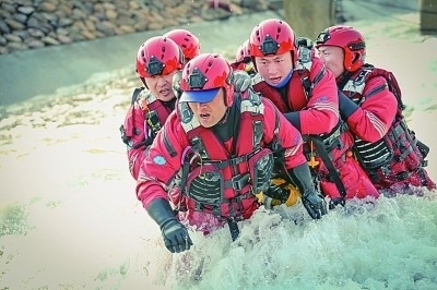  山東省日照市消防救援支隊(duì)消防員正在進(jìn)行多人淺灘涉水橫渡訓(xùn)練。圖片由國(guó)家消防救援局提供