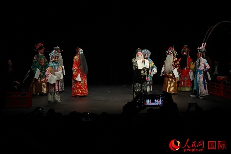 演員向觀眾謝幕。人民網(wǎng)記者 尚凱元攝