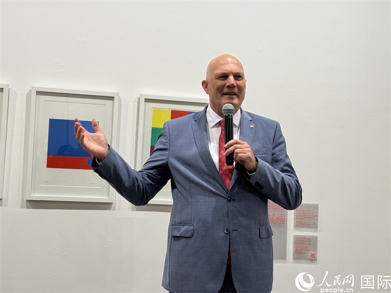 11月8日，瑞士駐華大使白瑞誼在“瑞士經(jīng)典設(shè)計展”開幕式上發(fā)表致辭。（人民網(wǎng) 謝瑩攝）