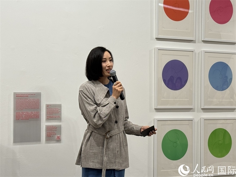 11月8日，今日美術(shù)館館長張然在“瑞士經(jīng)典設(shè)計展”開幕式上發(fā)表致辭。（人民網(wǎng) 謝瑩攝）