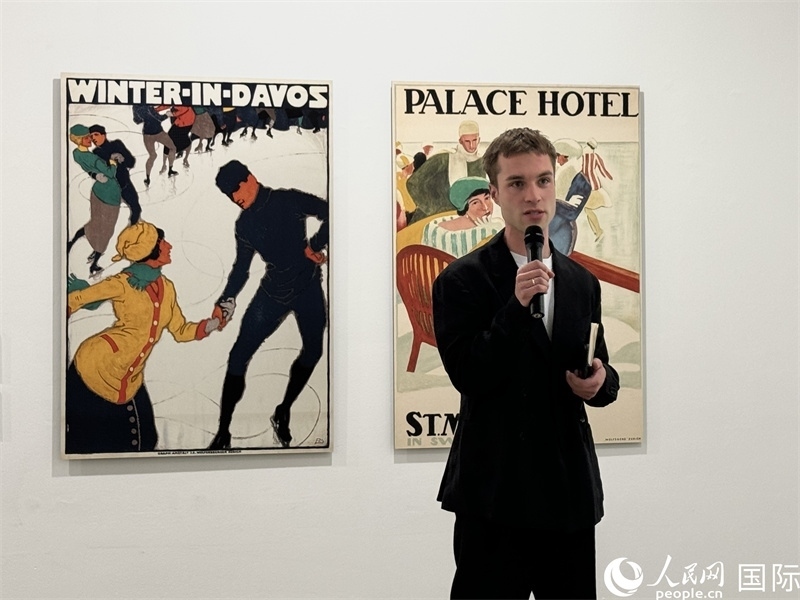 11月8日，“瑞士經(jīng)典設(shè)計展”策展人言照壁向與會嘉賓導(dǎo)覽。（人民網(wǎng) 謝瑩攝）