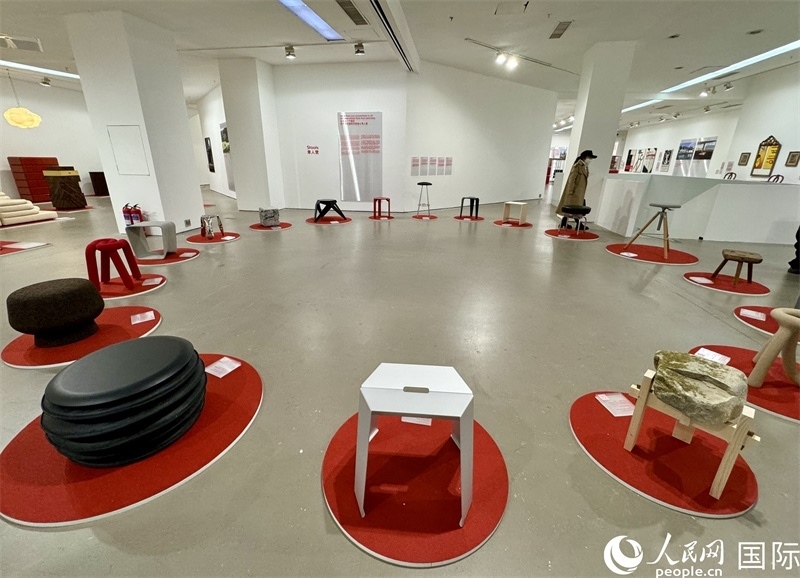 11月8日，瑞士經(jīng)典設(shè)計展現(xiàn)場。（人民網(wǎng) 謝瑩攝）