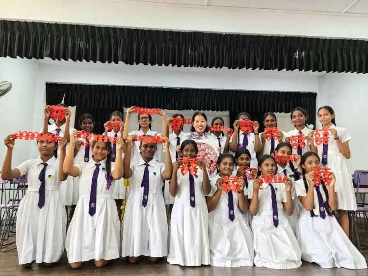 斯里蘭卡學(xué)生展示剪紙作品。圖片由主辦方提供