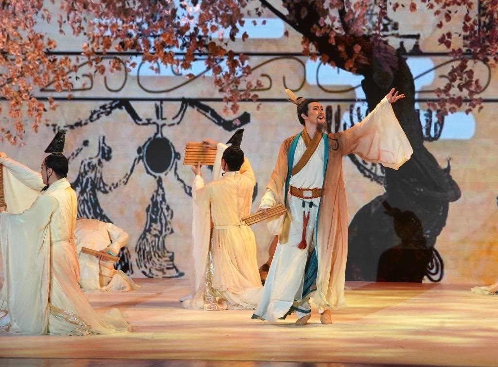 11月6日，演職人員在表演民族舞劇《孔子》片段。新華社記者 張晨霖 攝