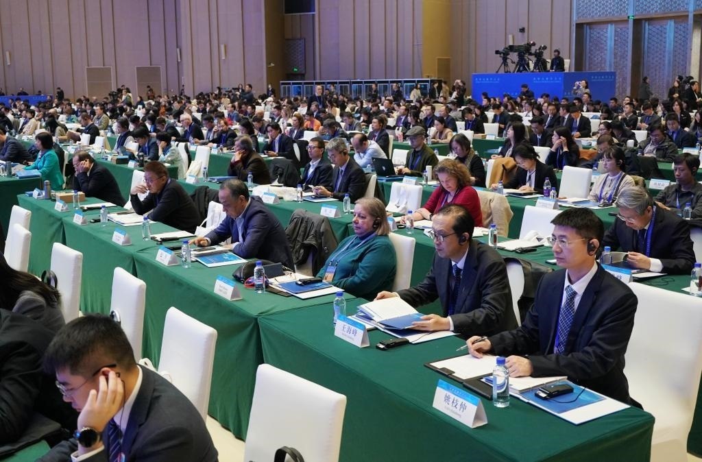 11月7日，中外嘉賓在首屆世界古典學大會開幕式現(xiàn)場聽會。新華社記者 張晨霖 攝