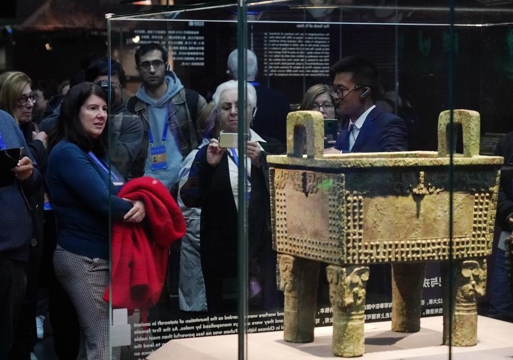 11月6日，中外嘉賓來到中國考古博物館參觀“考古與中華文明溯源展”。該展是本屆世界古典學大會推出的配套活動之一。新華社記者 張晨霖 攝