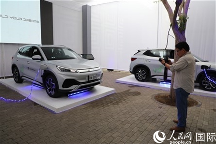 圖為秘魯媒體記者正在拍攝現(xiàn)場展出的比亞迪電動汽車。 人民網(wǎng)記者姜波攝