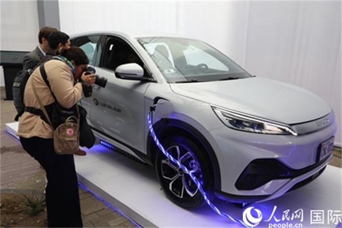 圖為秘魯媒體記者正在拍攝現(xiàn)場展出的比亞迪電動汽車。 人民網(wǎng)記者姜波攝