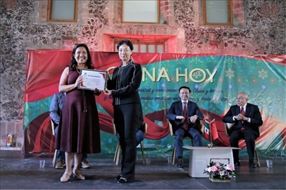 李雅芳向加比拉爾·塞迪略授予“拉美分社榮譽(yù)員工”稱號(hào)。主辦方供圖