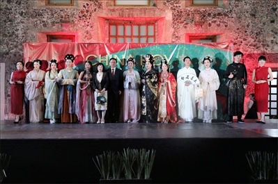 墨西哥華人婦女聯(lián)合總會(huì)木蘭藝術(shù)團(tuán)的中國(guó)古代服裝表演。主辦方供圖