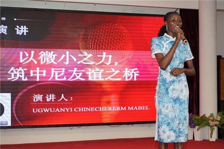 選手張佳寧演講中。尼日利亞中國文化中心供圖