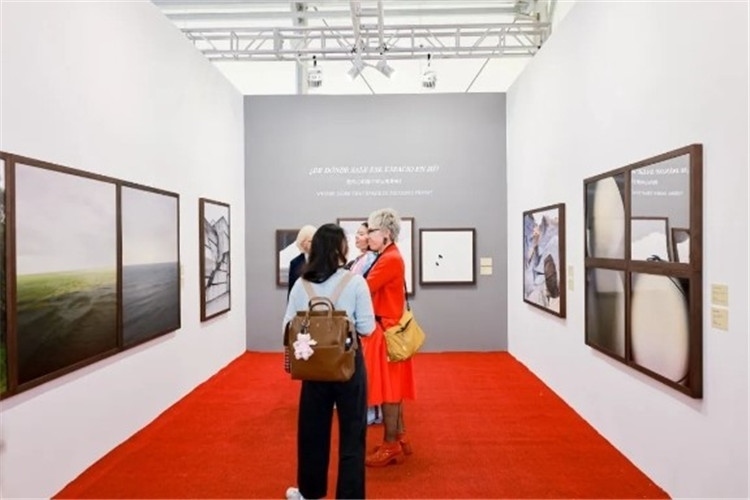 “我內(nèi)心的那個空從哪里來？從波濤、云朵和勇氣”西岸藝博會展覽現(xiàn)場 圖片由主辦方提供