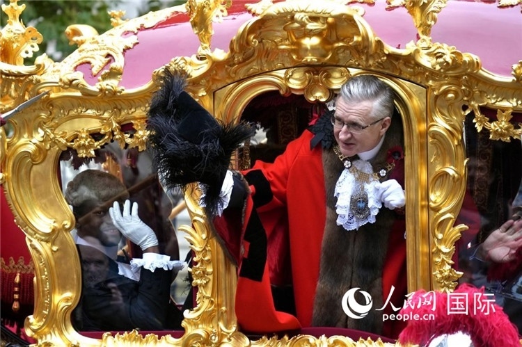 新任金融城市長阿拉斯泰爾·金向人群致意。吳若鳴攝