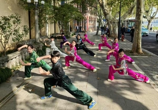 杭州市陳經(jīng)綸體校武術(shù)隊學(xué)生們展示中華武術(shù)。 人民網(wǎng)記者 楊磊攝