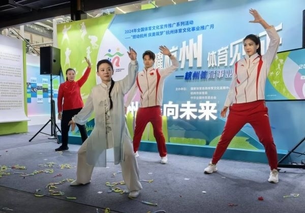 三位奧運冠軍進(jìn)行陳式太極拳表演。 人民網(wǎng)記者 楊磊攝