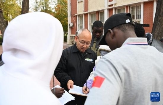 在天津鐵道職業(yè)技術學院，老師指導幾內(nèi)亞學員使用測距儀器（11月11日攝）。新華社記者 李然 攝