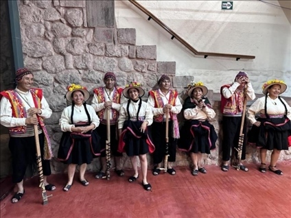 身著傳統服飾的秘魯藝人。本報記者 張朋輝 攝