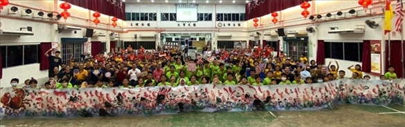 在工作坊導(dǎo)師的指導(dǎo)下，三校200余名學生共同完成了一幅長達80尺的水墨畫作。主辦方供圖