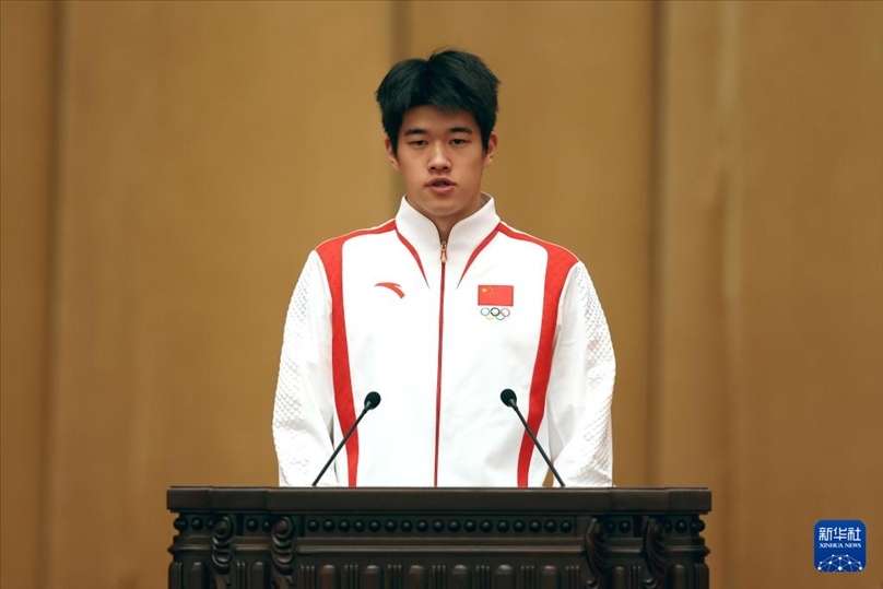 11月15日，游泳運(yùn)動(dòng)員潘展樂(lè)在報(bào)告會(huì)上發(fā)言。新華社記者 李明 攝