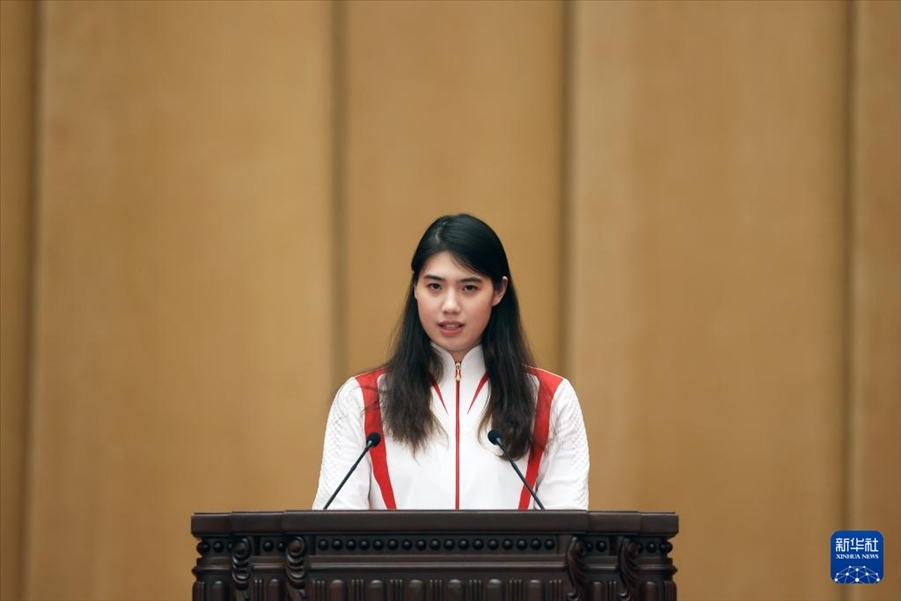 11月15日，游泳運(yùn)動(dòng)員張雨霏在報(bào)告會(huì)上發(fā)言。新華社記者 李明 攝